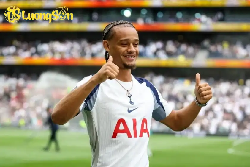Liệu Simons có gánh vác được hàng công của Tottenham? (Ảnh: Nền tảng X) Liệu Simons có gánh vác được hàng công của Tottenham?